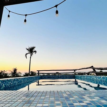 Hotel Mayari Holbox Bagian luar foto Rooftop pool at the hotel