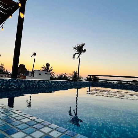 Hotel Mayari Holbox Bagian luar foto Sunset at the pool