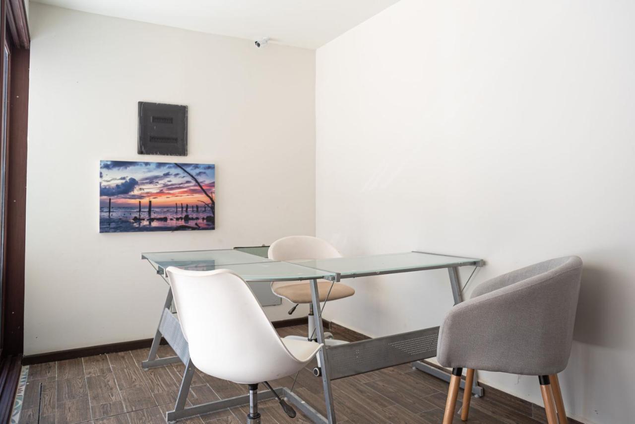 Hotel Mayari Holbox Bagian luar foto A meeting room at the headquarters of the company