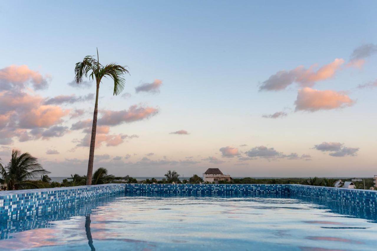 Hotel Mayari Holbox Bagian luar foto Infinity pool at the Grand Palladium Hotel, Playa del Carmen, Mexico