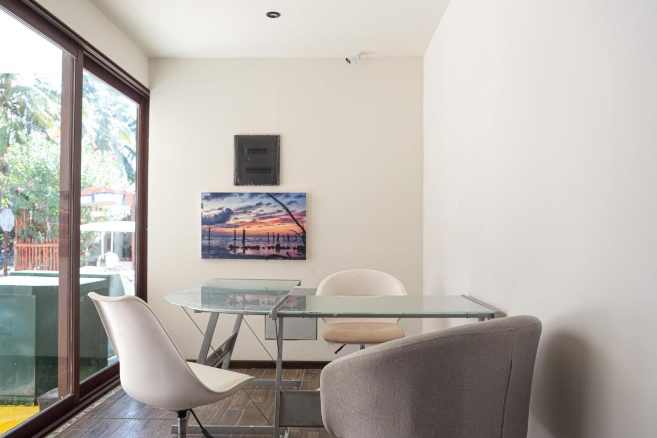 Hotel Mayari Holbox Bagian luar foto A dining room with a glass table
