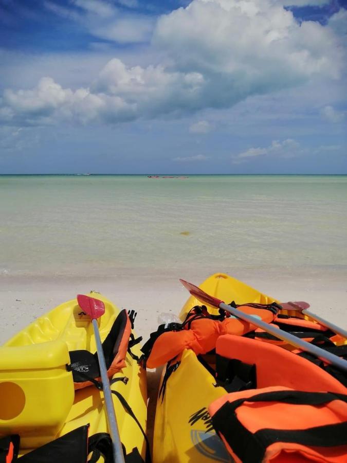 Hotel Mayari Holbox Bagian luar foto Kayak on the beach