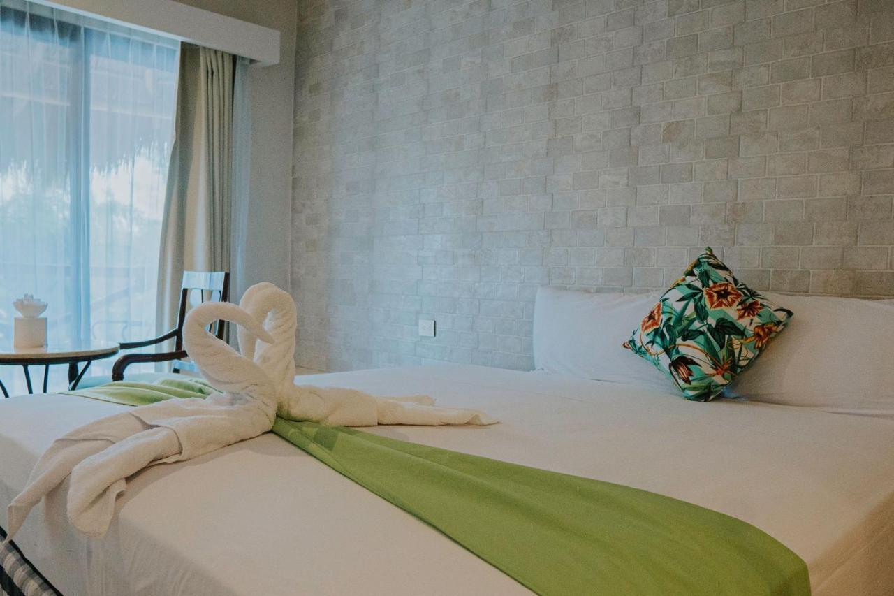 Hotel Mayari Holbox Bagian luar foto A bed with a towel animal