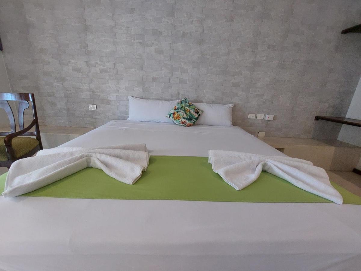 Hotel Mayari Holbox Bagian luar foto A bed with a duvet cover