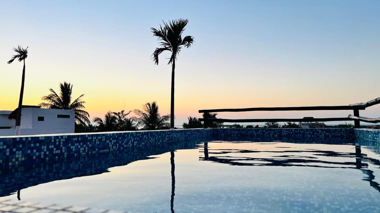 Hotel Mayari Holbox Bagian luar foto Sunset at the beach