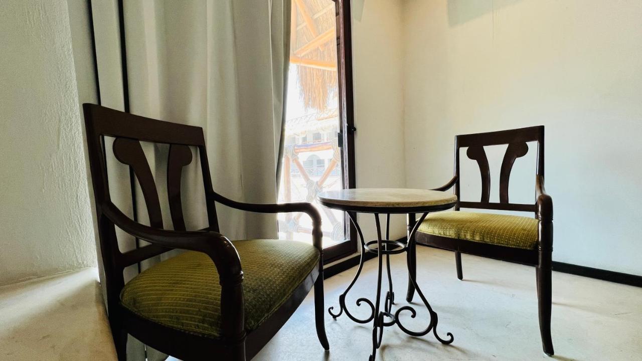 Hotel Mayari Holbox Bagian luar foto A table and two chairs