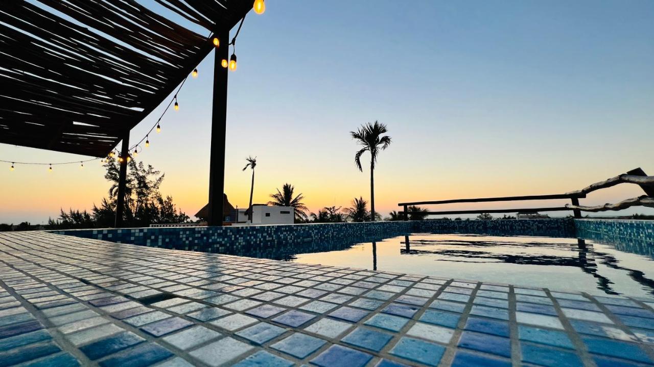 Hotel Mayari Holbox Bagian luar foto Sunset at the pool