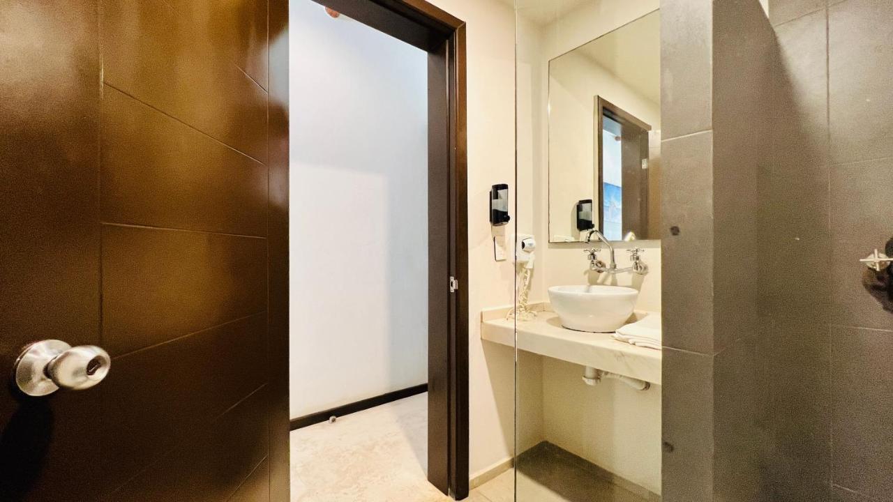 Hotel Mayari Holbox Bagian luar foto Bathroom of a hotel room