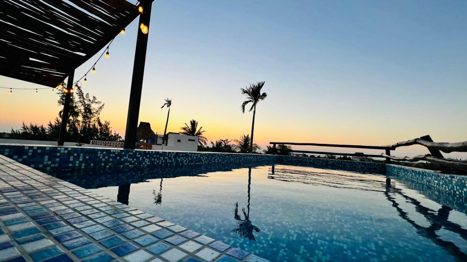 Hotel Mayari Holbox Bagian luar foto Sunset at the pool